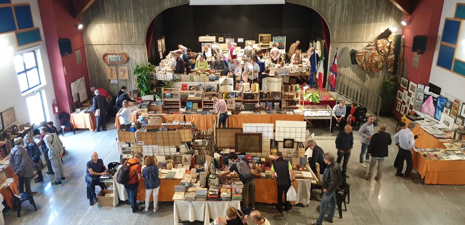 Le bancarelle della Mostra Mercato Internazionale delle Librerie Antiquarie di Montagna a Quincinetto