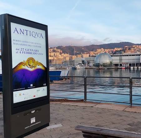Il totem di Antiqua Genova 2024 sul waterfront del Porto Antico