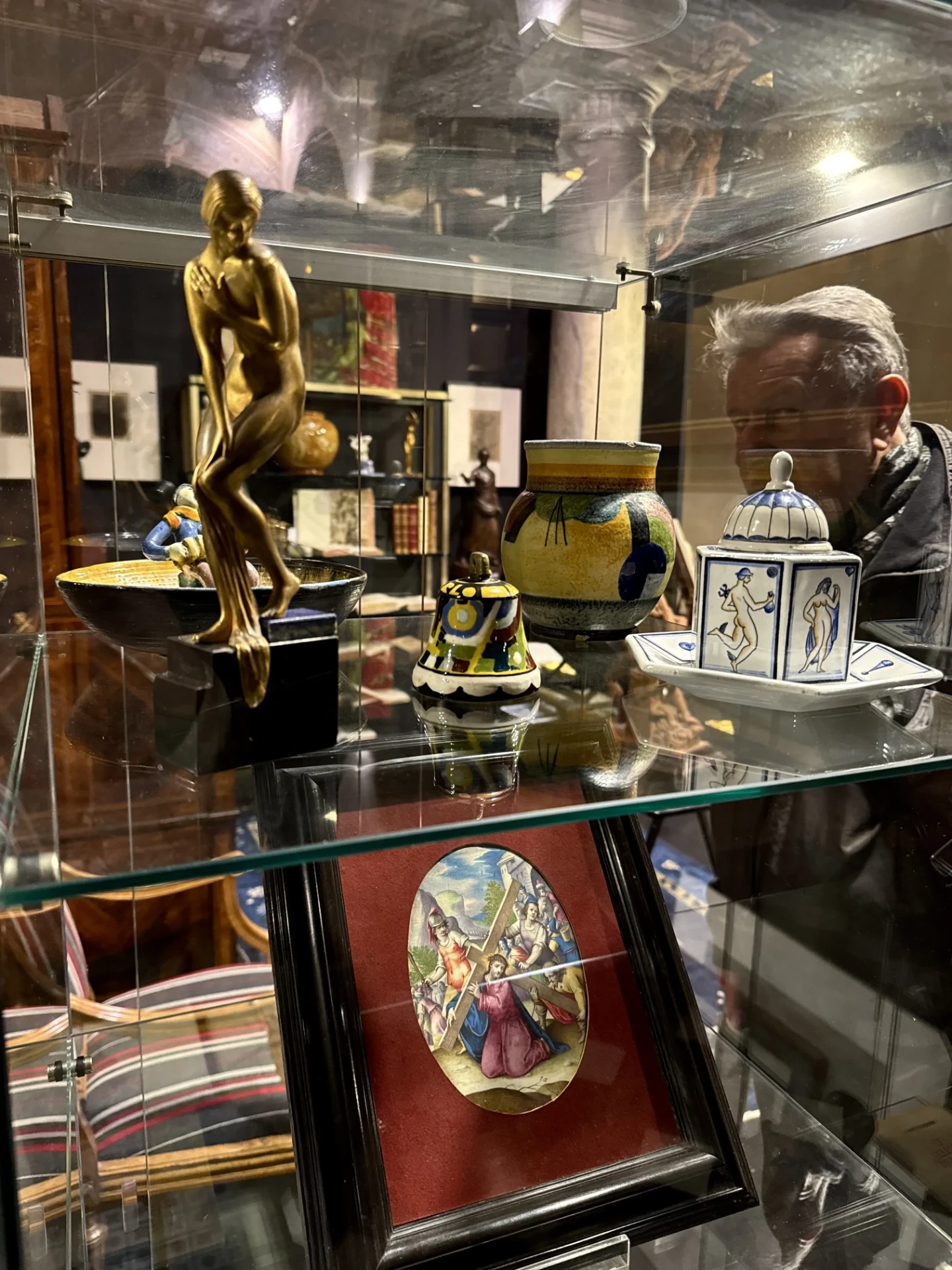 Vetrina con ceramiche, bronzi e miniature dipinte sullo stand di Borgobooks