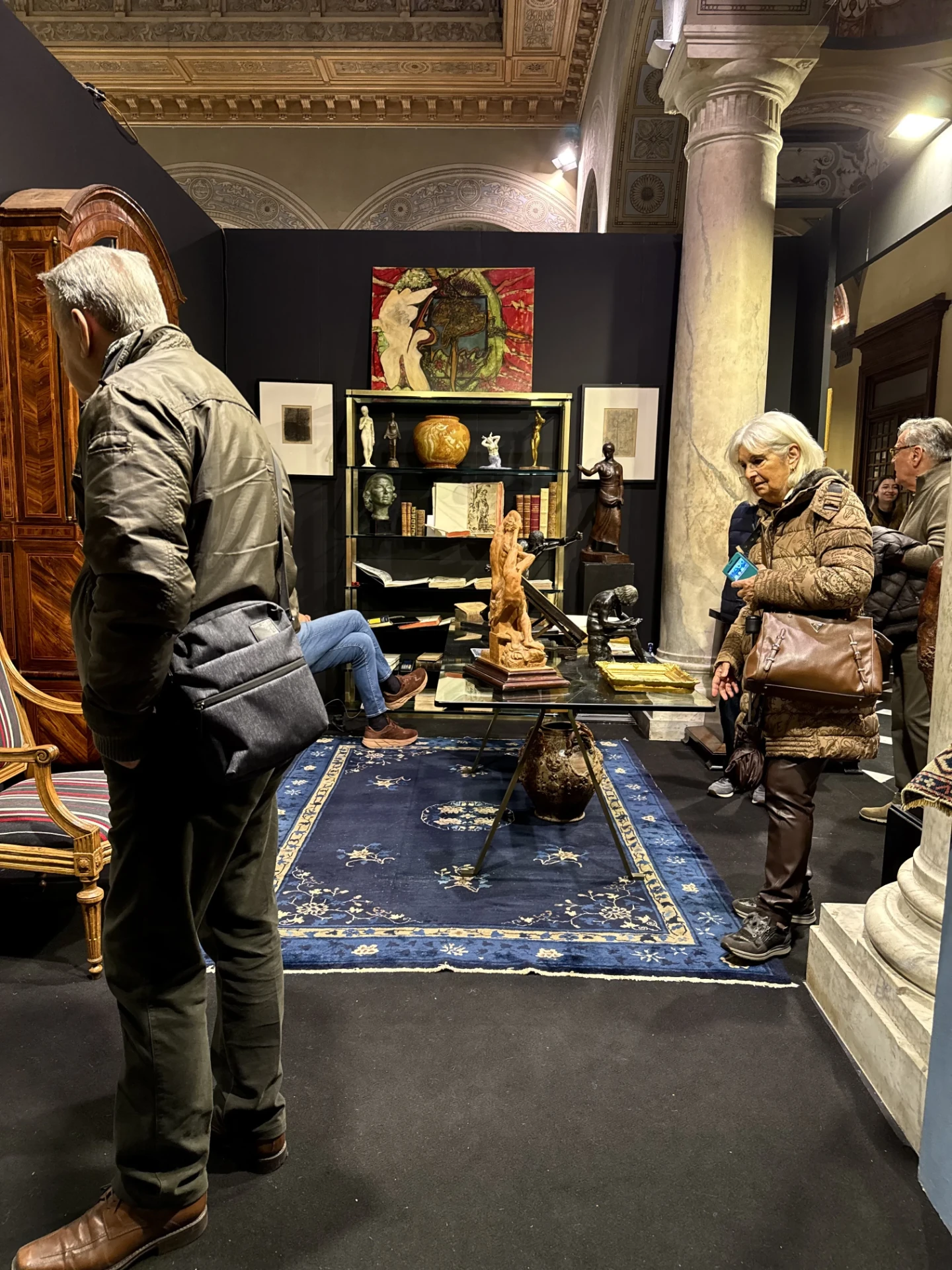 Visitatori davanti allo stand di Borgobooks a Palazzo della Meridiana