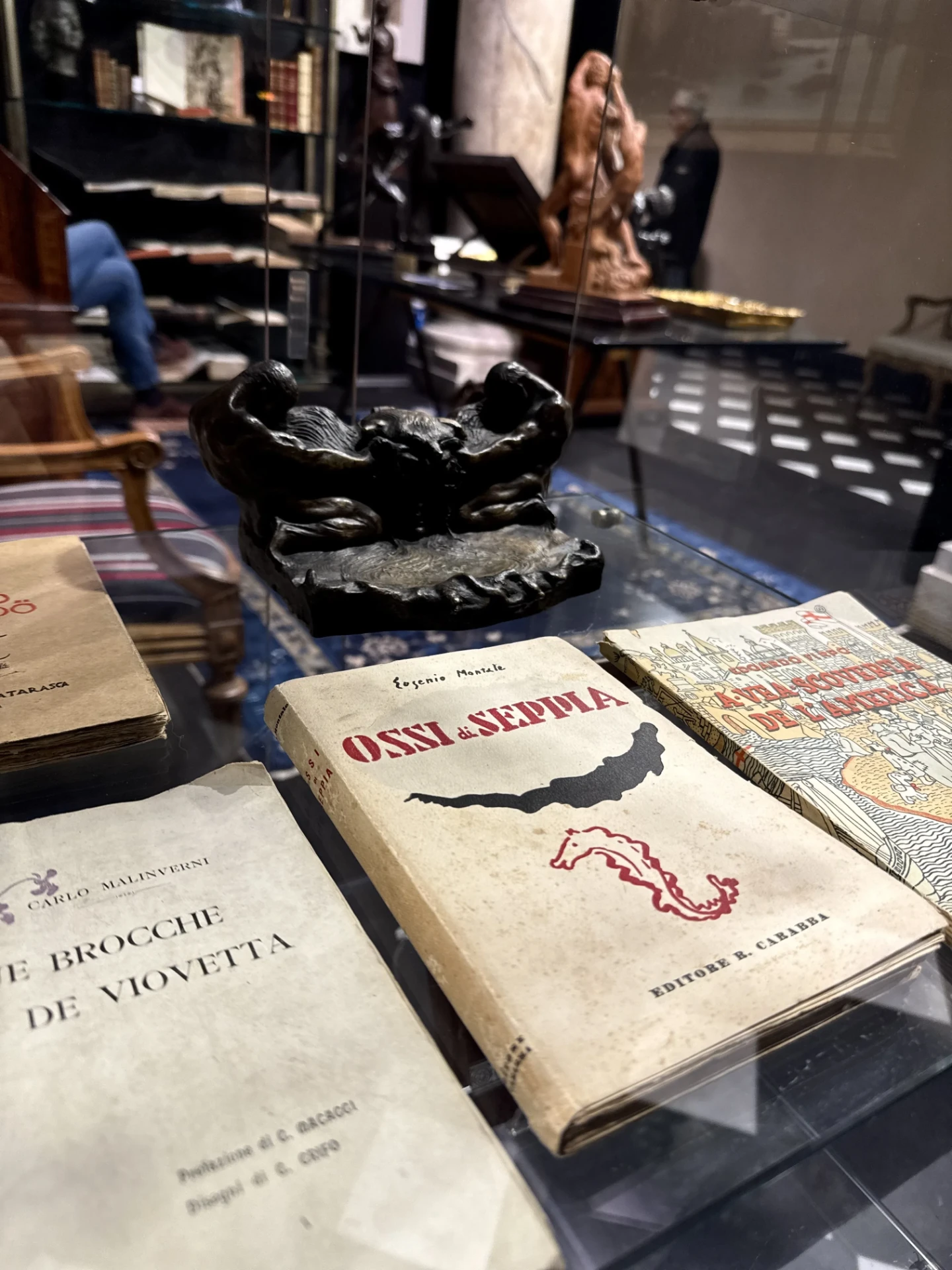 Libri del Novecento esposti sullo stand, tra cui Ossi di seppia di Eugenio Montale