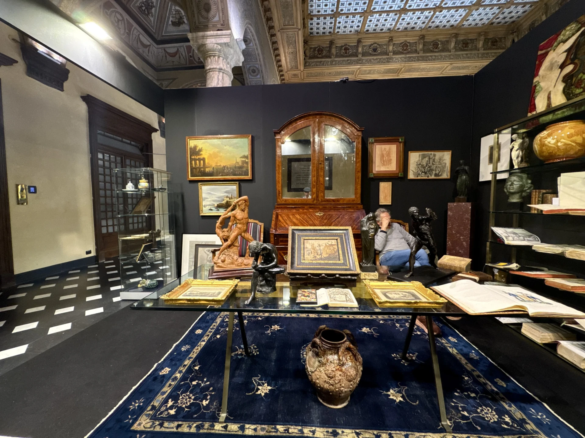 Lo stand di Borgobooks a Genova Antiquaria, con sculture, dipinti e mobili antichi